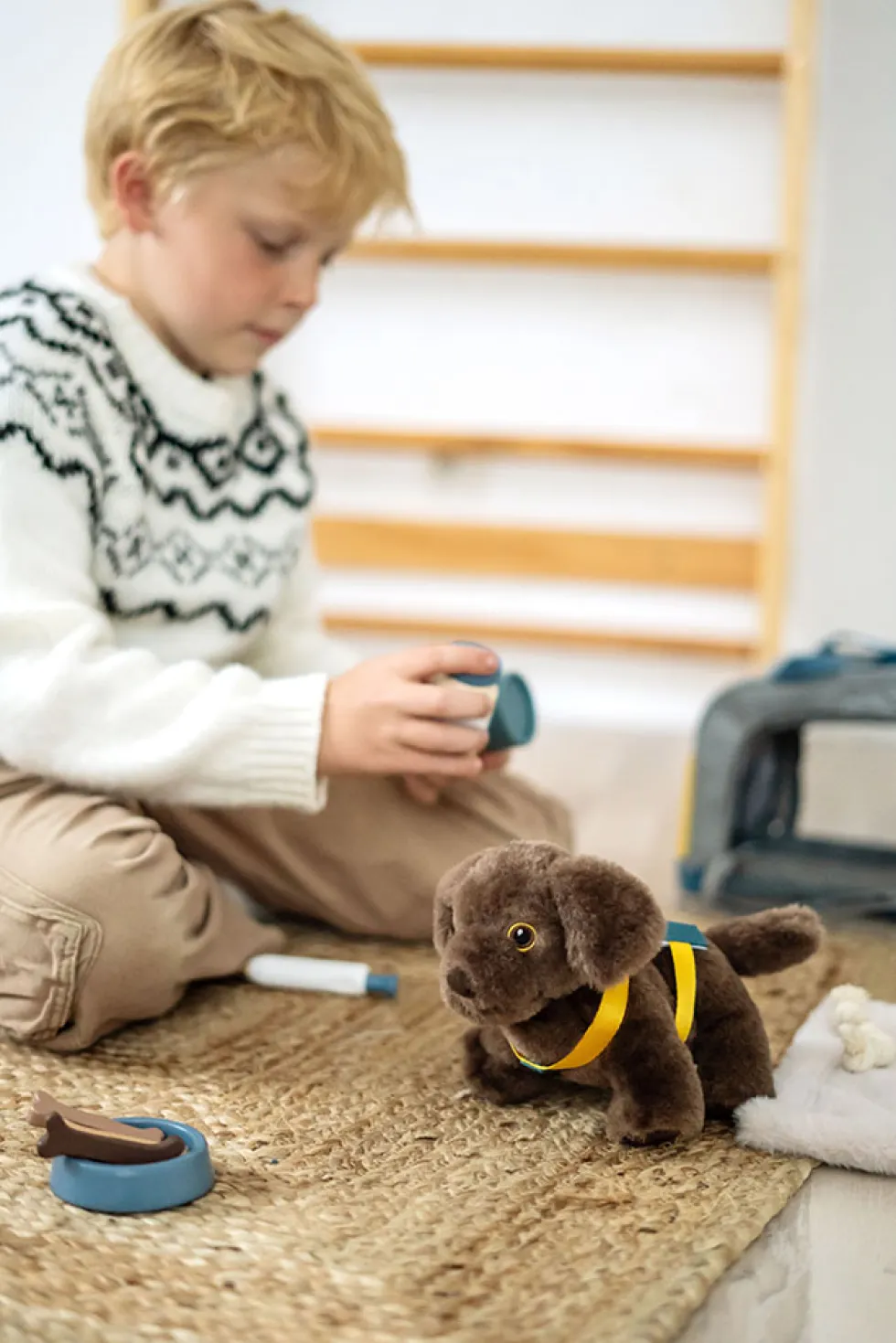 Hund mit Tasche und Pflege-Set