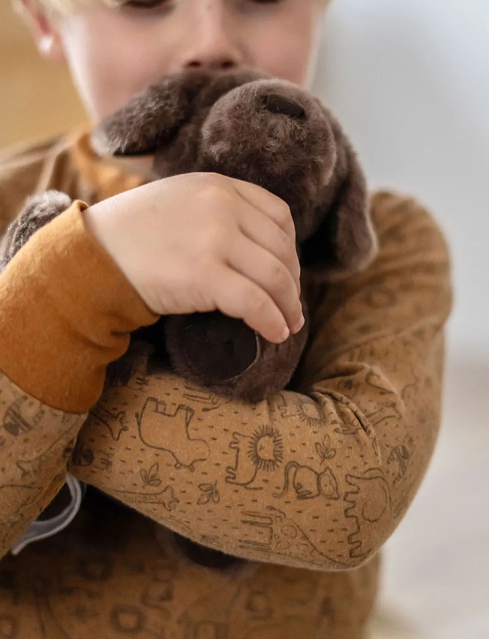 Hund mit Tasche und Pflege-Set
