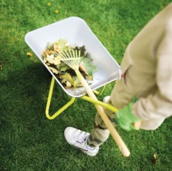 Schubkarre mit Gartenwerkzeug