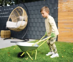 Schubkarre mit Gartenwerkzeug