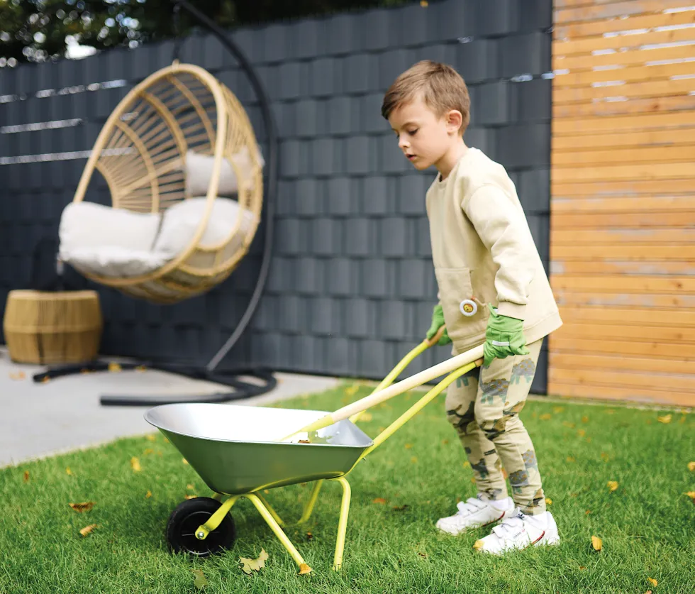 Schubkarre mit Gartenwerkzeug